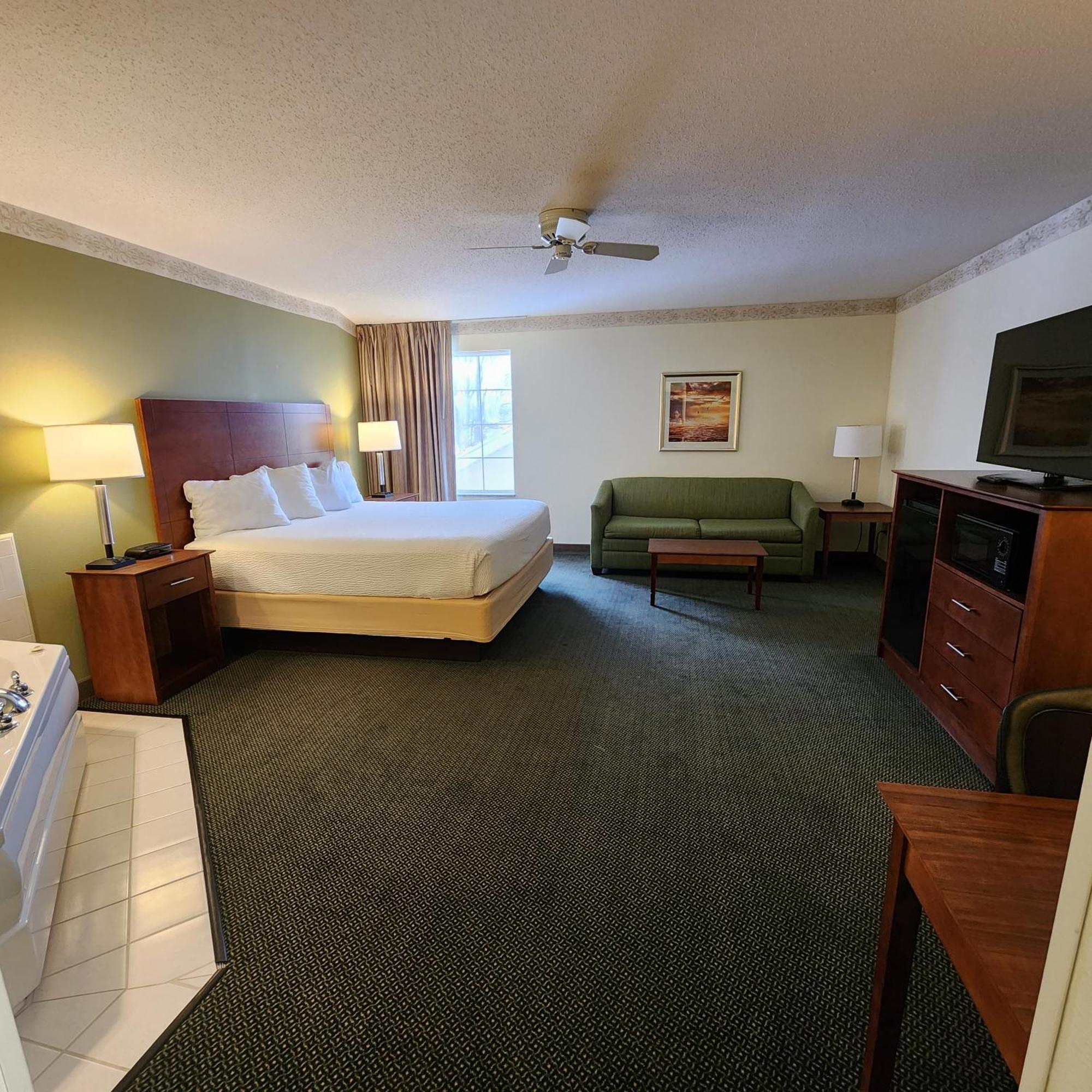 King Suite with Whirlpool - Non-Smoking