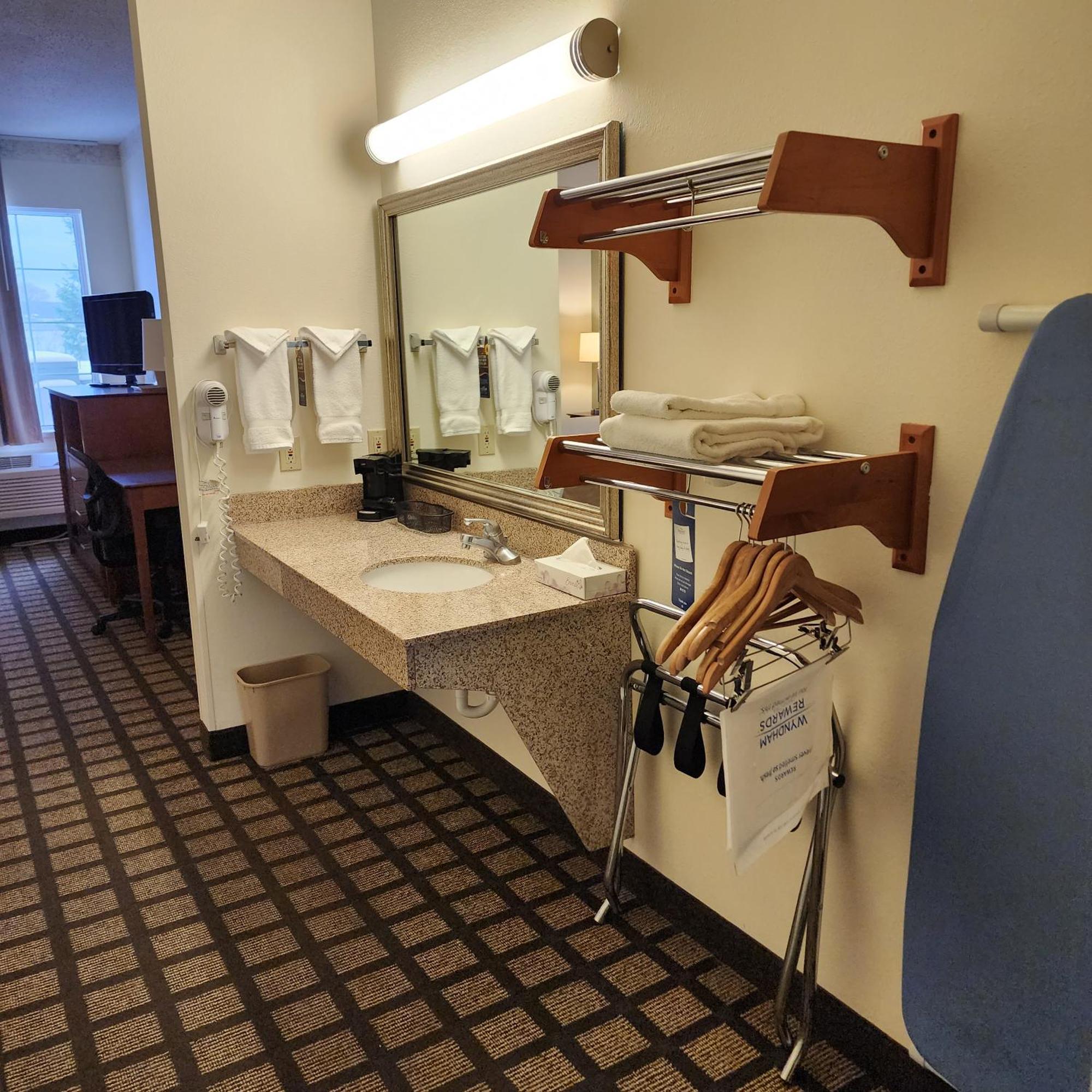 Queen Room - Disability Access/Non-Smoking
