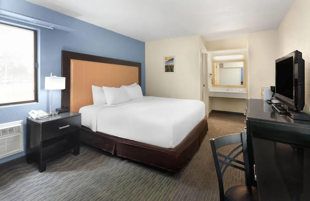 Days Inn By Wyndham Mackinaw City - Bridgeview Area-1