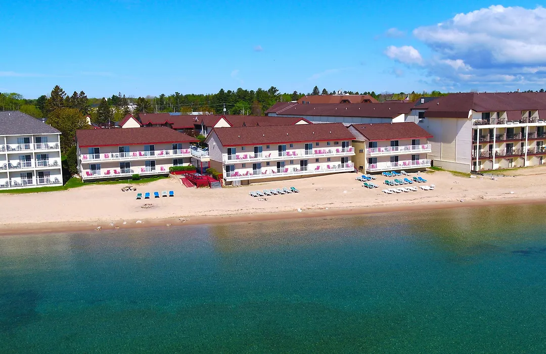Super 8 Beachfront By Wyndham Mackinaw City, Mi-1