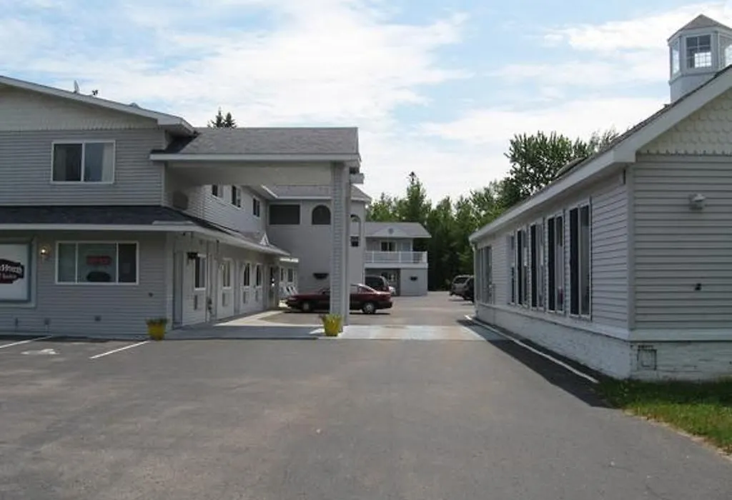Mackinaw Budget Inn-1