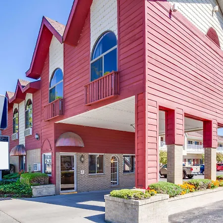 Super 8 By Wyndham Mackinaw City/Beachfront Area-2