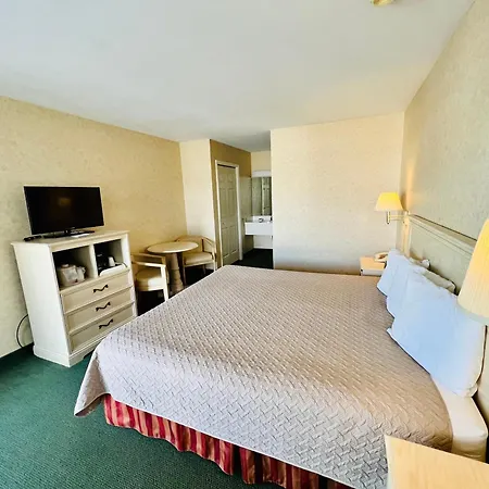 Court Plaza Inn & Suites Of Mackinaw-3