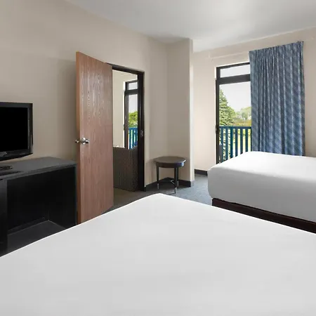 Days Inn By Wyndham Mackinaw City - Bridgeview Area-2