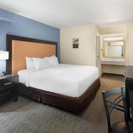 Days Inn By Wyndham Mackinaw City - Bridgeview Area-3