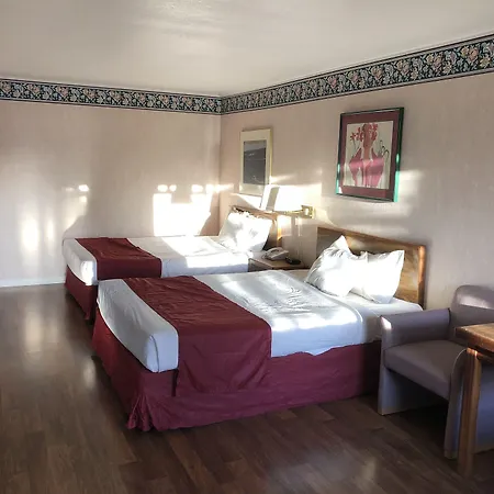 Travelodge By Wyndham Mackinaw City-2