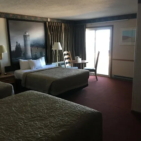 Super 8 Beachfront By Wyndham Mackinaw City, Mi-3