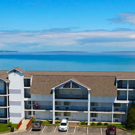 Quality Inn & Suites Mackinaw City Beachfront-3