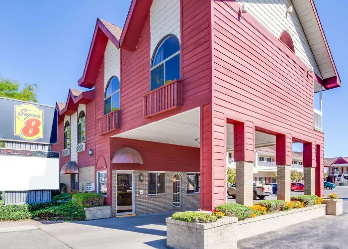 Super 8 By Wyndham Mackinaw City/Beachfront Area