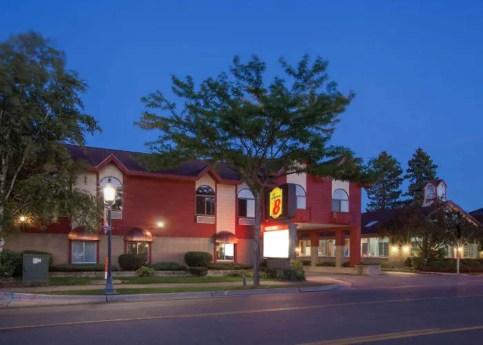 Super 8 By Wyndham Mackinaw City/Beachfront Area